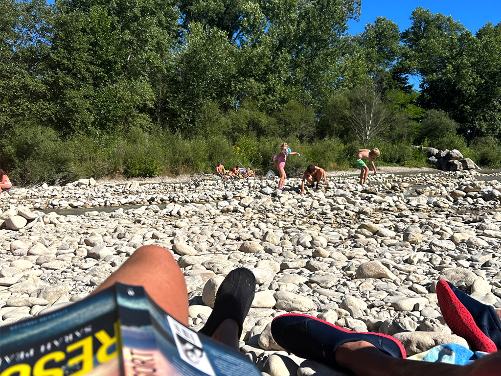 Lekker een boek lezen op de camping