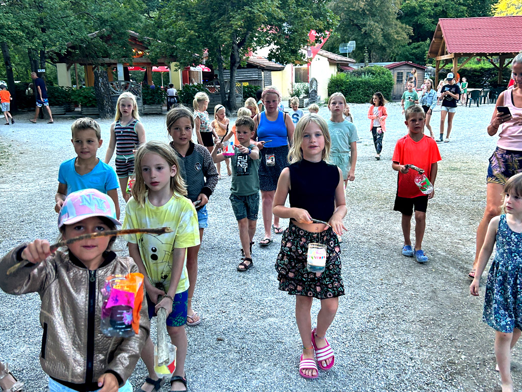 Kinderen spelen lekker met andere kinderen op de camping