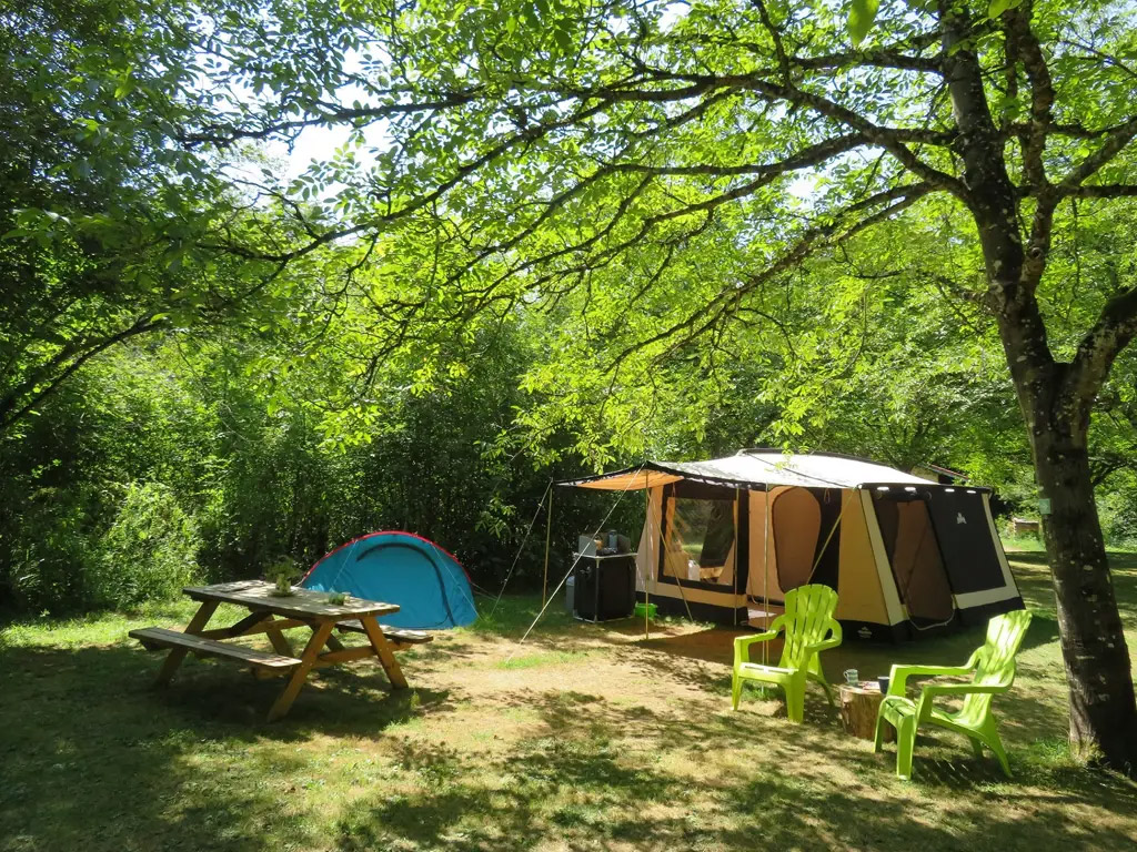 Duurzame kleinschalige camping aan een riviertje in Frankrijk