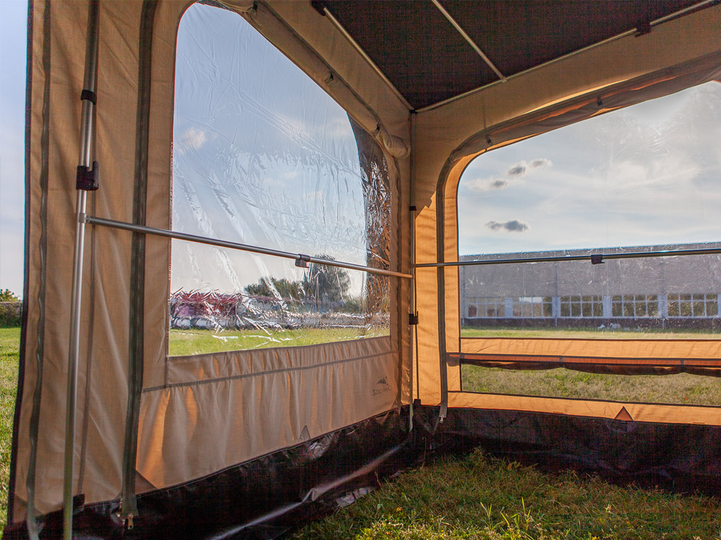 Binnen in de Homy caravan voortent van Campooz