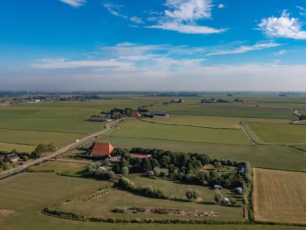 Een naturistencamping op het erf van een Friese stelpboerderij