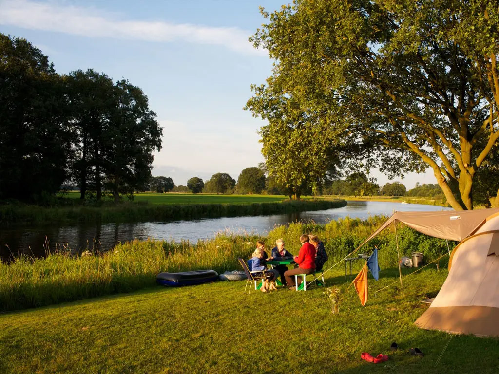 Deze camping is gelegen aan de oever van de Vecht